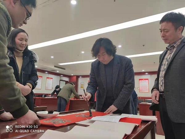 翰墨挥毫颂盛世 春联送福年味浓 