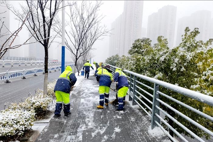 江苏城管系统积极应对雨雪冰冻天气
