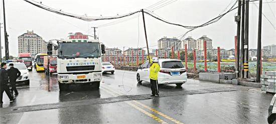 浙江绍兴柯桥区混凝土搅拌车驾驶员暴雨中托举脱钩电缆