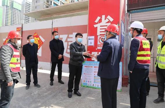 漯河市住建局党组书记、局长舒畅督导检查建筑工地和住宅小区疫情防控工作