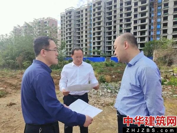 南阳市卧龙区委书记吕志刚调研锦绣贸生活广场项目选址情况