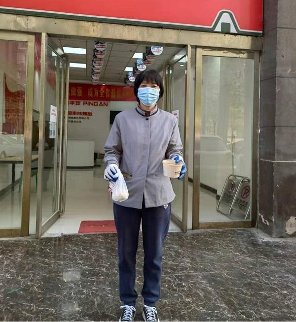 平安普惠平頂山分公司為環衛工人免費發放暖心早餐