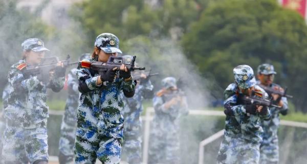 武汉东湖学院举行2021级新生军训汇报暨总结表彰大会