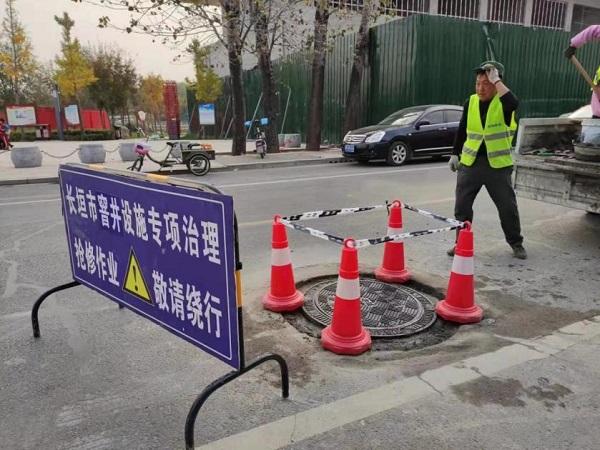 长垣市住建局精细整改窨井保“脚下安全”