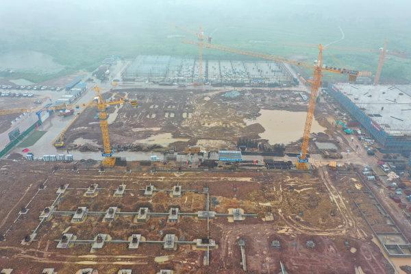 浙江东阳：冒雨施工力保项目进度