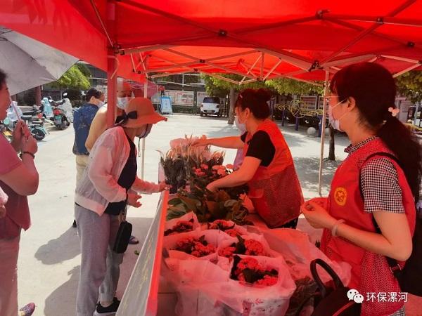 漯河市生态环境局走进社区开展“以废换绿”公益宣传活动