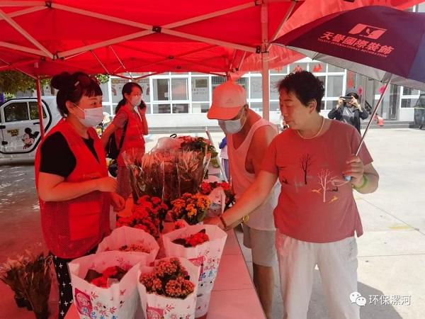 漯河市生态环境局走进社区开展“以废换绿”公益宣传活动
