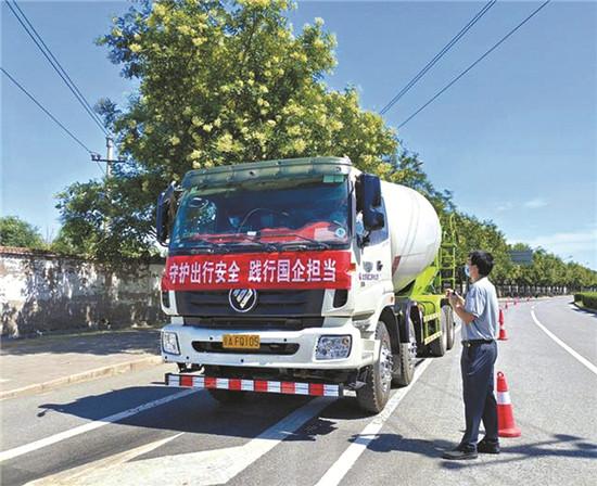 北京首批自动制动 预拌混凝土搅拌车“上岗”