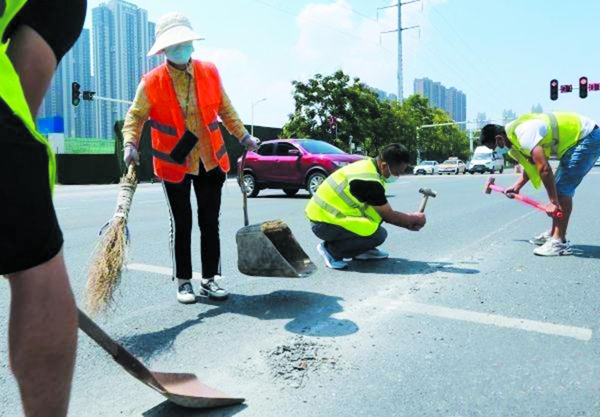 武汉青山区城管执法局组织搅拌车驾驶员体验清除路面漏撒混凝土