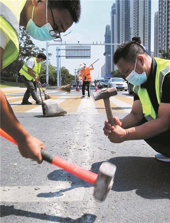 武汉青山区城管执法局组织搅拌车驾驶员体验清除路面漏撒混凝土