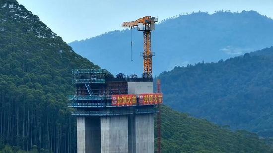 云南鹤剑兰、那兴两条高速公路建设取得新进展