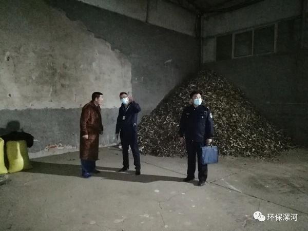漯河市生态环境局夜查异味扰民企业