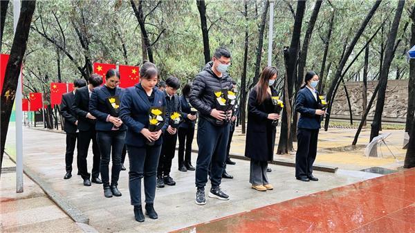 祭英雄 缅先烈 砺国魂——中建八局装饰工程有限公司济南分公司开展清明祭扫活动