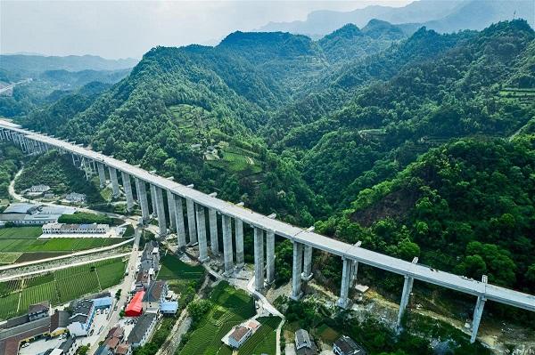 高速公路修进了深山茶园