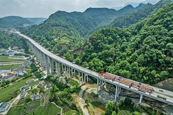 高速公路修进了深山茶园