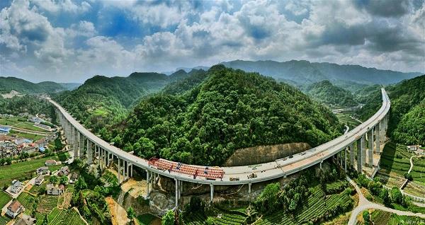 高速公路修进了深山茶园