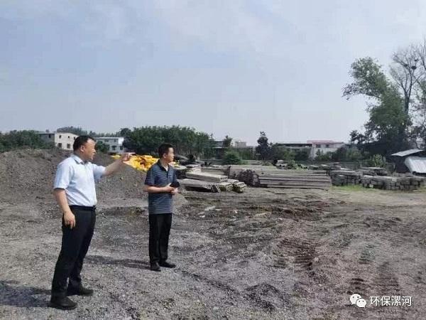 漯河市生态环境局党组书记、局长曹家旋暗访汽修行业喷漆作业情况
