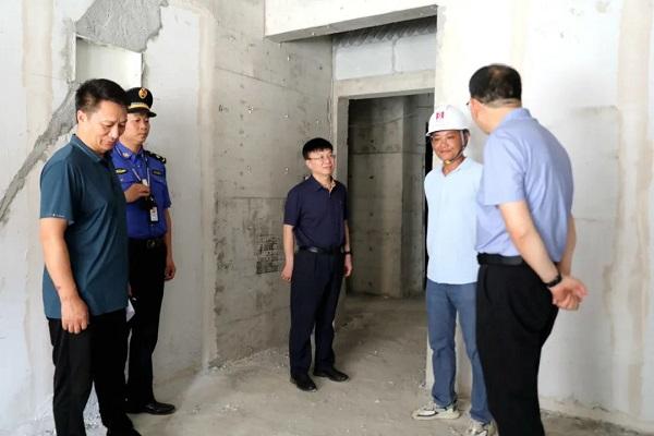 漯河市住建局党组书记、局长舒畅暗访检查建筑工地扬尘污染防治工作