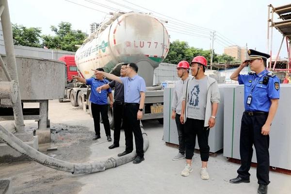 漯河市住建局党组书记、局长舒畅暗访检查建筑工地扬尘污染防治工作