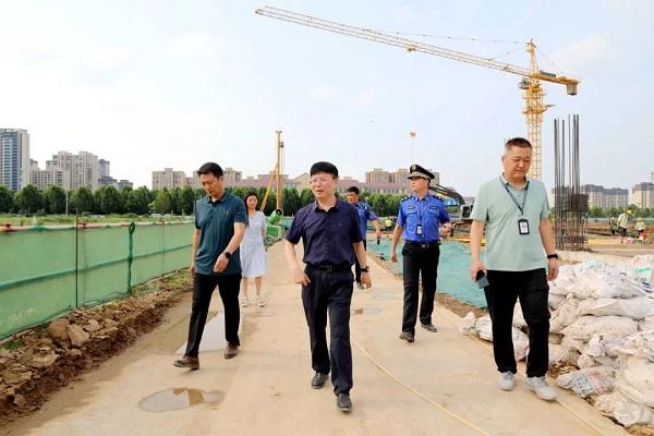漯河市住建局党组书记、局长舒畅暗访检查建筑工地扬尘污染防治工作