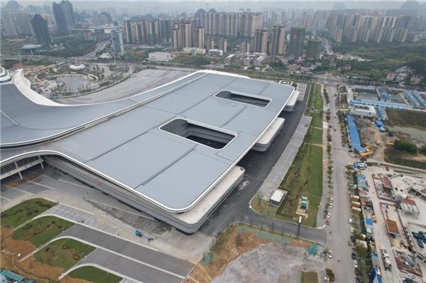 中建八局装饰公司承建的桂林国际会展中心屋面工程正式完工