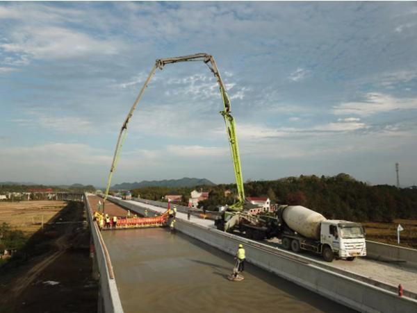 S202玉山绕城一期项目首联桥面铺装顺利完成
