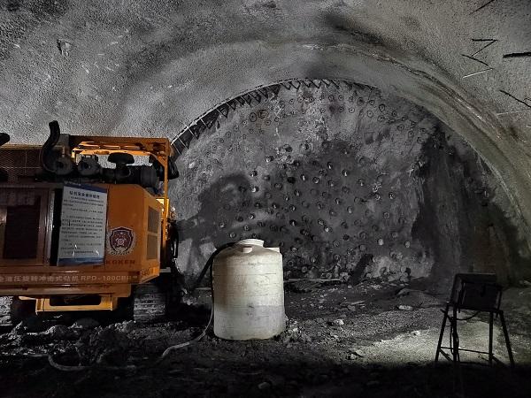 突破20米“雷区”，四川华蓥山隧道顺利正穿煤矿采空区，填补国内施工空白