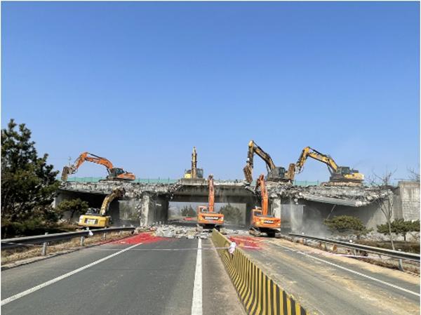 中交一公局集团沈海高速项目首座跨线桥顺利拆除