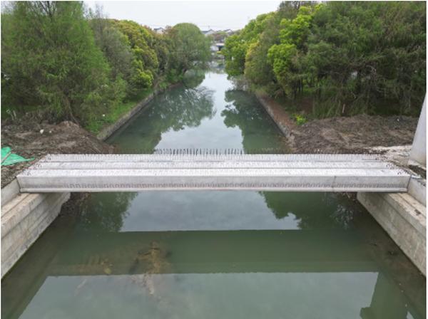 江苏吴江605项目地面桥首件空心板梁顺利架设