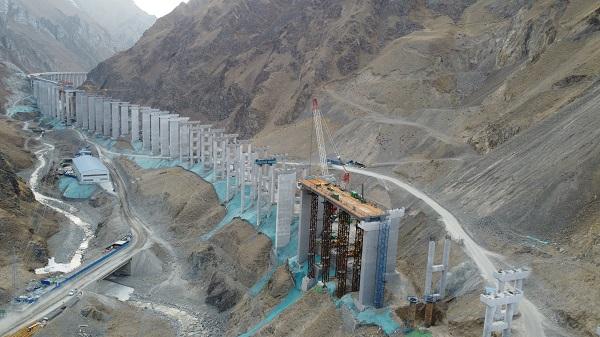 新疆乌尉项目首跨60米钢箱梁架设完成