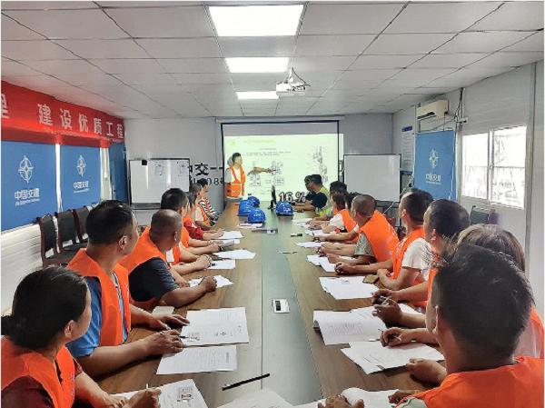 中交一公局海威公司武汉青山房建项目组织产业工人讲安全课