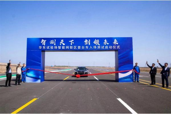 中交一公局五公司承建的华东智能网联汽车试验场项目 首台测试车进场测试
