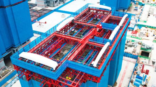 山东首台造楼机器人在青岛落地应用 5天盖1层实现高质量建造