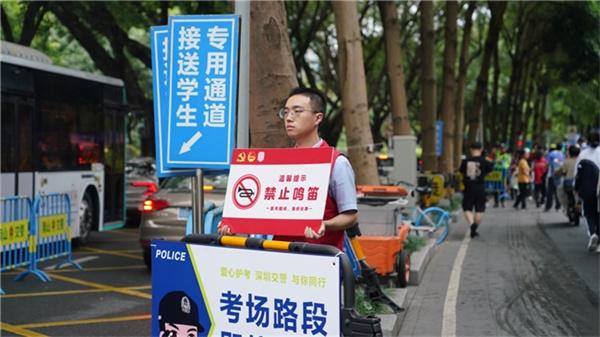 中建八局华南公司“爱心筑梦团”志愿者开展高考志愿服务