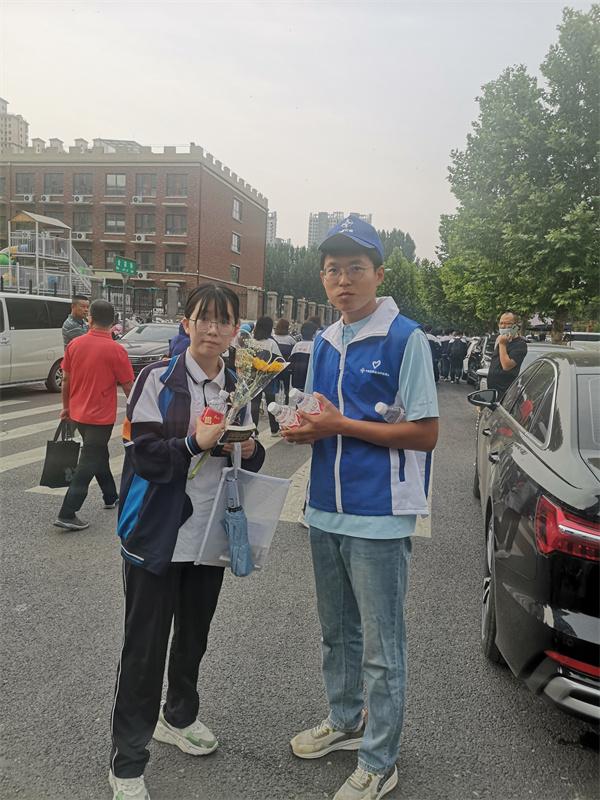 中交一公局集团石家庄地铁4号线二工区团支部及蓝马甲志愿服务队助力高考志愿服务活动