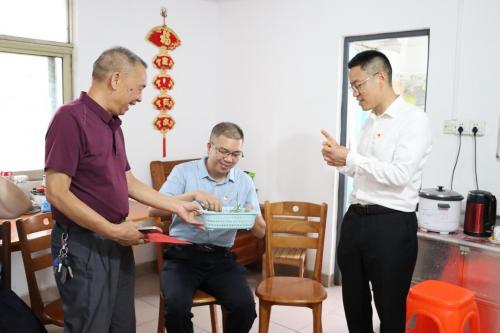 雙沙城市更新項(xiàng)目組織“七一”慰問(wèn)老黨員活動(dòng)