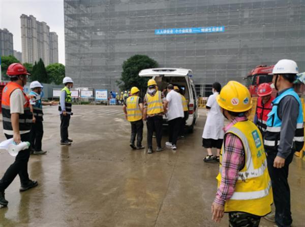 中建八局上海公司装饰分公司合肥美的项目组织开展消防、高处坠落综合应急救援演练