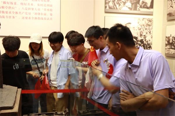 中建八局裝飾與長安大學地測學院聯合開展主題黨日活動