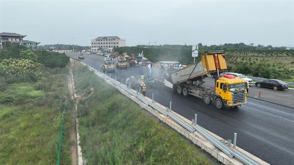 江西高速公路改擴建項目首段鋼渣瀝青路面試驗段完成鋪筑