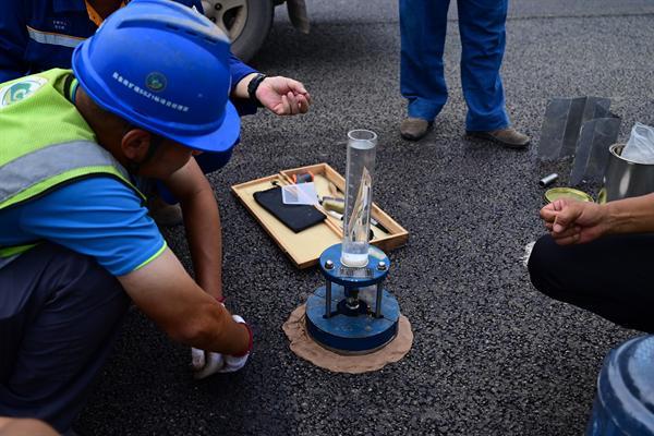 江西高速公路改擴建項目首段鋼渣瀝青路面試驗段完成鋪筑