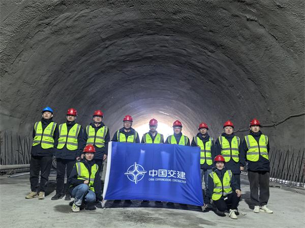 中交一公局三公司新疆烏尉三標項目全線隧道順利貫通