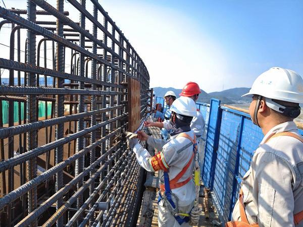 顺利“加冕”！浙能舟山六横LNG接收站项目一期所有LNG储罐完成顶升