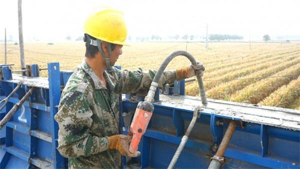 河南郑许高速项目护栏首件顺利完成浇筑