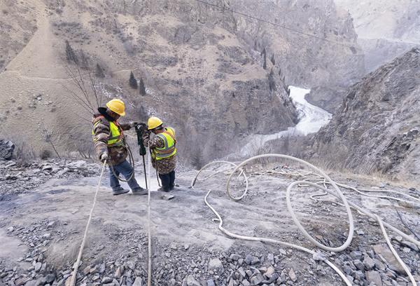 在天山峡谷架设索道“飞桥” ——中交新疆乌尉三标项目8号便道索道桥建设见闻