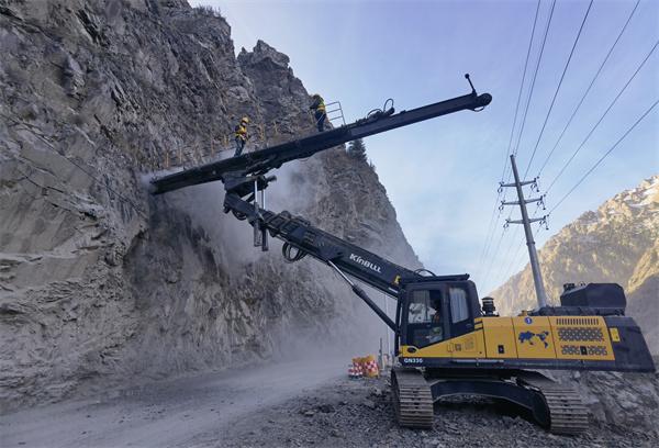 在天山峡谷架设索道“飞桥” ——中交新疆乌尉三标项目8号便道索道桥建设见闻