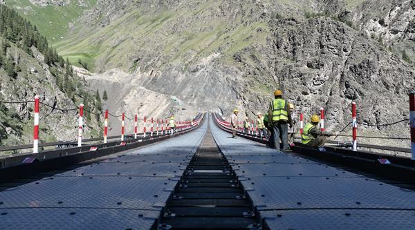 在天山峡谷架设索道“飞桥” ——中交新疆乌尉三标项目8号便道索道桥建设见闻