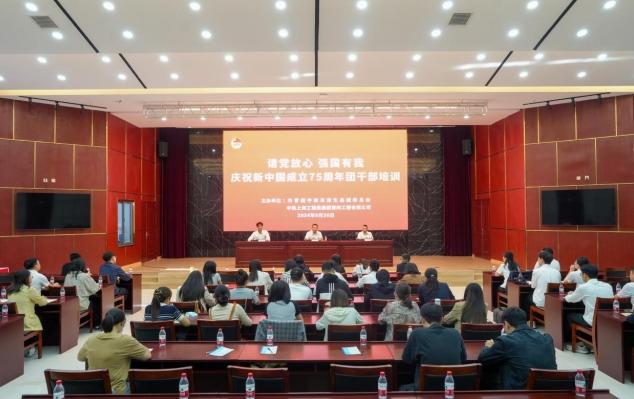 近百名青年共绘10米画卷 庆祝新中国成立75周年