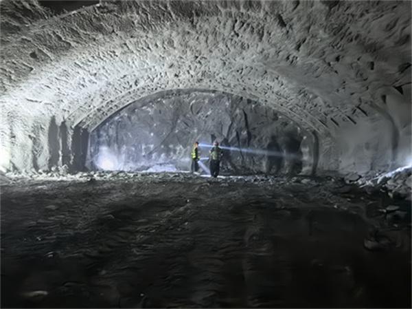 贯通在即！天山胜利隧道中导洞TBM“会师洞”开挖完成