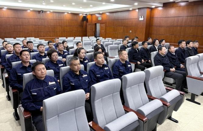观摩庭审现场，推进学习教育走深走实