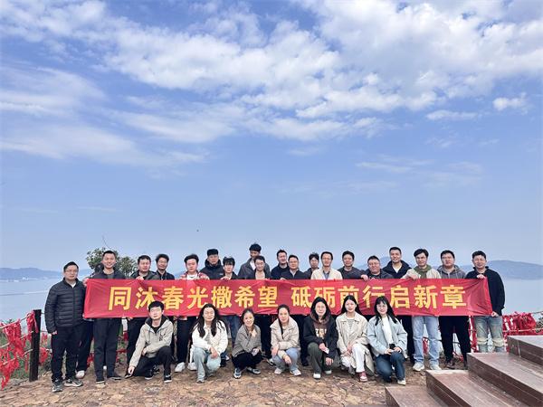中交一公局八公司苏州地铁7延线项目联合吴淞江水利项目开展户外运动
